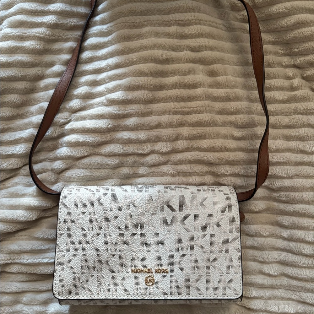 Michael Kors Jet Set Charm Crossbody Clutch in Vanilla